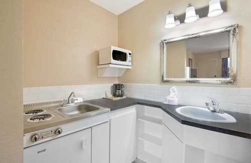 Red Deer Hotel | Welcoming Howard Johnson by Wyndham Red Deer with Breakfast