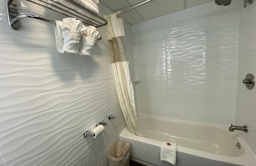 Clifton Hotel | Comfortable Stay at Howard Johnson in Clifton, NJ