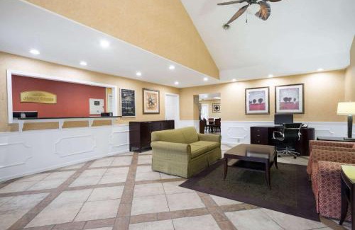 Dalton Hotel | Convenient Howard Johnson by Wyndham Dalton for Families & Pets