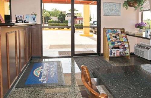 Washington Ave./ Memorial Park Hotel | Convenient Stay at Howard Johnson Houston Heights Downtown