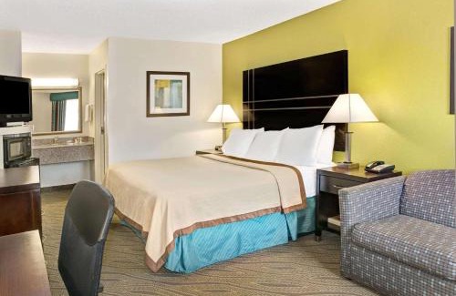 Washington Ave./ Memorial Park Hotel | Convenient Stay at Howard Johnson Houston Heights Downtown