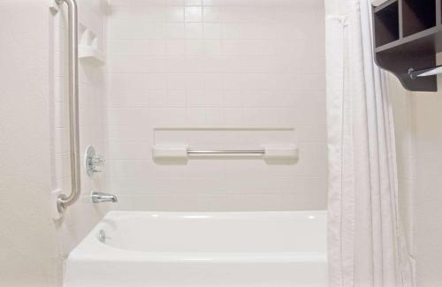Washington Ave./ Memorial Park Hotel | Convenient Stay at Howard Johnson Houston Heights Downtown
