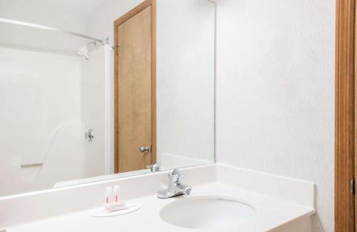 Lenox Hotel | Comfortable Stay at Howard Johnson by Wyndham Lenox