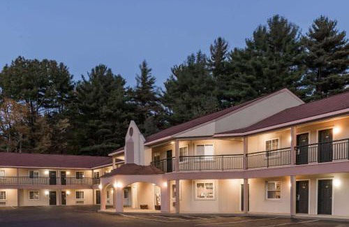Lenox Hotel | Comfortable Stay at Howard Johnson by Wyndham Lenox