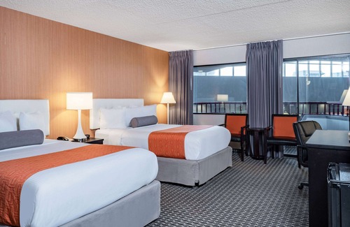Lima Hotel | Relaxing Stay at Howard Johnson by Wyndham Lima with Pool