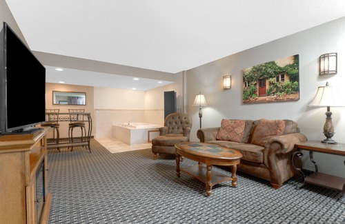 Lima Hotel | Relaxing Stay at Howard Johnson by Wyndham Lima with Pool