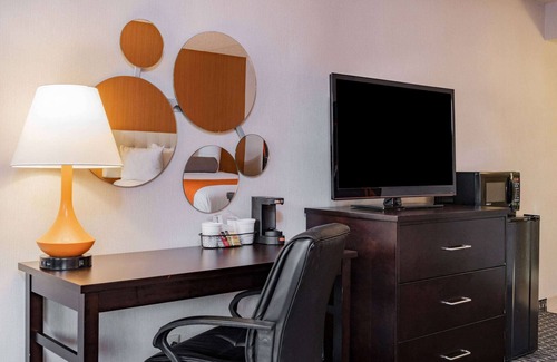 Lima Hotel | Relaxing Stay at Howard Johnson by Wyndham Lima with Pool