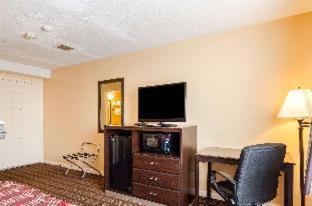 Malden Hotel | Budget-Friendly Econo Lodge Boston-Malden with Breakfast