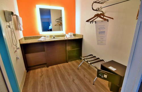 Fellowship Hotel | Convenient Stay at Howard Johnson Ocala with Pool & Breakfast