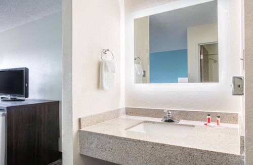 Scott Hotel | Comfortable Stay at Howard Johnson by Wyndham Scott Lafayette