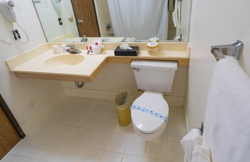 Buena Park Hotel | Family-Friendly Retreat at Howard Johnson Buena Park