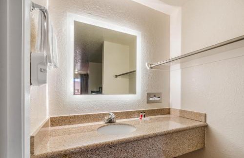 Holbrook Hotel | Pet-Friendly Howard Johnson by Wyndham Holbrook with Pool