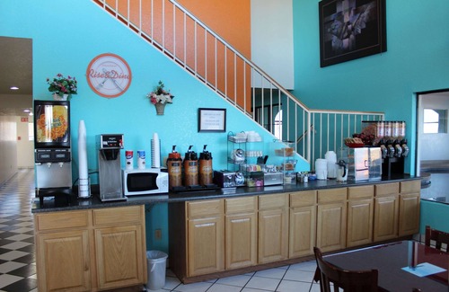 Holbrook Hotel | Relax at Howard Johnson by Wyndham Holbrook with Pool & Spa