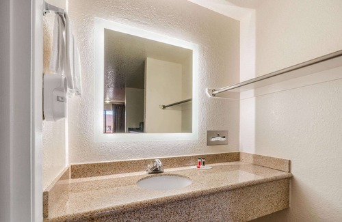 Holbrook Hotel | Relax at Howard Johnson by Wyndham Holbrook with Pool & Spa