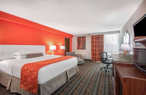 Lexington Hotel | Discover Howard Johnson by Wyndham Lexington with Pool & Dining