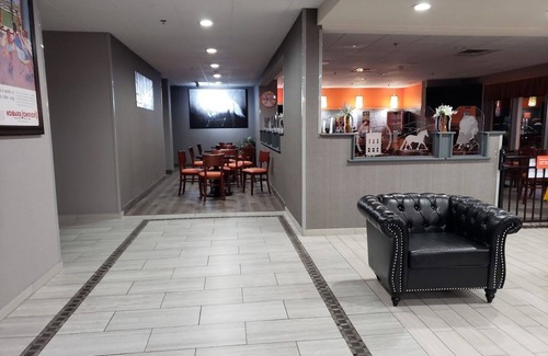 Lexington Hotel | Discover Howard Johnson by Wyndham Lexington with Pool & Dining