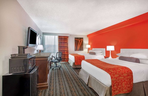 Lexington Hotel | Discover Howard Johnson by Wyndham Lexington with Pool & Dining