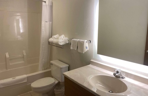 Manteno Hotel | Convenient Stay at Howard Johnson by Wyndham Manteno