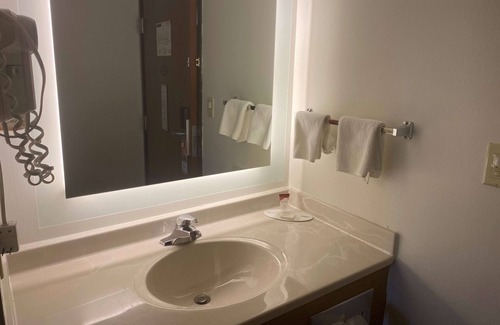 Manteno Hotel | Convenient Stay at Howard Johnson by Wyndham Manteno