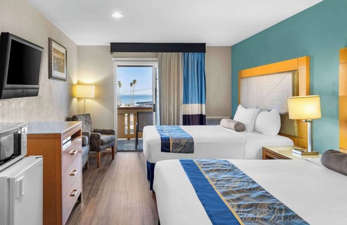Westside Santa Cruz Hotel | Family-Friendly Howard Johnson by Wyndham Santa Cruz Getaway