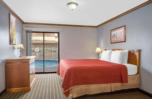 St. George Hotel | Pet-Friendly Howard Johnson Hotel with Pool & Ocean View