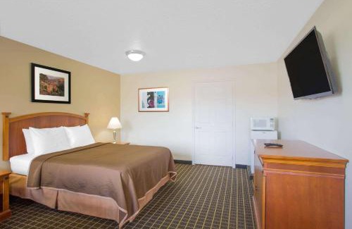 St. George Hotel | Pet-Friendly Howard Johnson Hotel with Pool & Ocean View