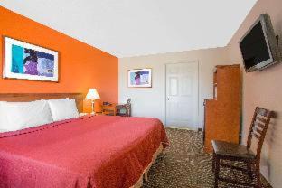 St. George Hotel | Pet-Friendly Howard Johnson Hotel with Pool & Ocean View
