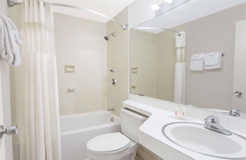 Vero Beach Hotel | Comfortable Stay at Howard Johnson Vero Beach Downtown