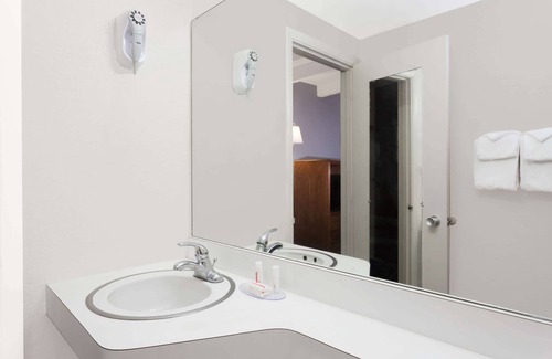 Vero Beach Hotel | Comfortable Stay at Howard Johnson Vero Beach Downtown
