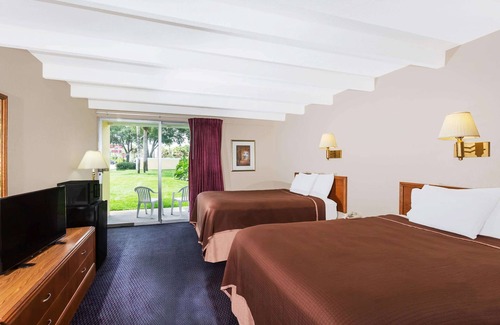 Vero Beach Hotel | Comfortable Stay at Howard Johnson Vero Beach Downtown