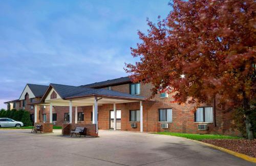 Waterloo Hotel | Comfortable Stay at Howard Johnson Waterloo with Great Amenities