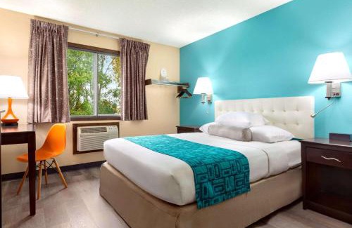 Waterloo Hotel | Comfortable Stay at Howard Johnson Waterloo with Great Amenities