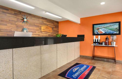Waterloo Hotel | Comfortable Stay at Howard Johnson Waterloo with Great Amenities