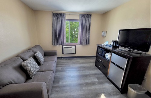 Waterloo Hotel | Comfortable Stay at Howard Johnson Waterloo with Pool & Breakfast