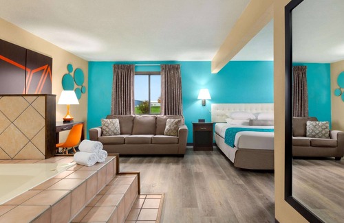 Waterloo Hotel | Comfortable Stay at Howard Johnson Waterloo with Pool & Breakfast