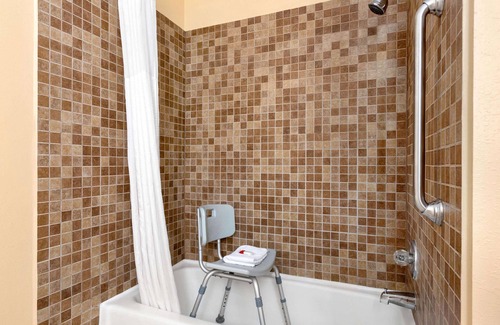 Waterloo Hotel | Comfortable Stay at Howard Johnson Waterloo with Pool & Breakfast