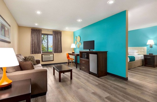 Waterloo Hotel | Comfortable Stay at Howard Johnson Waterloo with Pool & Breakfast