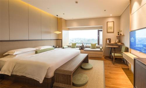Dujiangyan Hotel | Discover Howard Johnson Conference Resort Chengdu's Spa & Pool