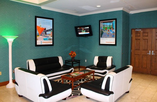 Salem Hotel | Convenient Howard Johnson Hotel & Conference Center in Salem