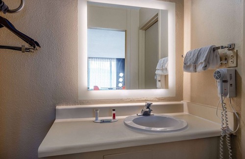 Salem Hotel | Convenient Howard Johnson Hotel & Conference Center in Salem