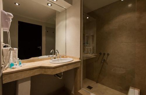 Carilo Hotel | Relax at Howard Johnson Hotel & Convention Center Madariaga