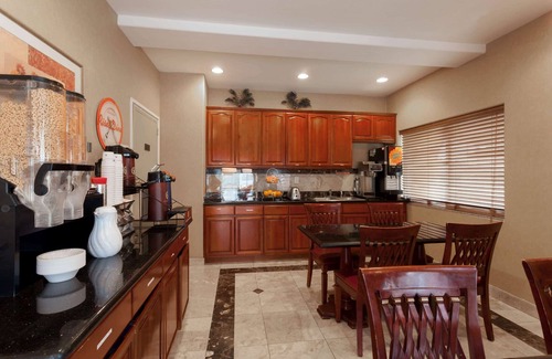 El Rancho Hotel | Cozy Howard Johnson Hotel & Suites with Pool and Dining