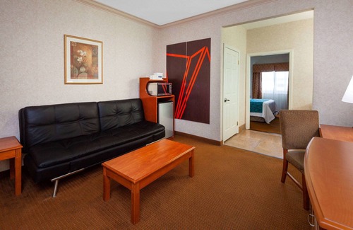 El Rancho Hotel | Cozy Howard Johnson Hotel & Suites with Pool and Dining