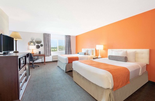 Oacoma Hotel | Relaxing Howard Johnson Hotel & Suites with Pool & Pet Friendly