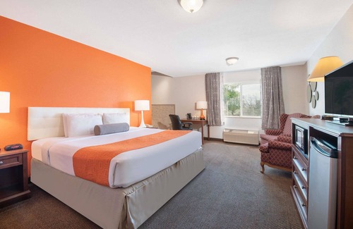 Oacoma Hotel | Relaxing Howard Johnson Hotel & Suites with Pool & Pet Friendly
