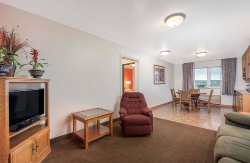 Oacoma Hotel | Relaxing Howard Johnson Hotel & Suites with Pool & Pet Friendly