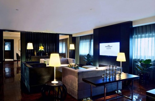 Yinzhou Hotel | Inviting Howard Johnson IFC Plaza Ningbo: Pool & Spa Awaits