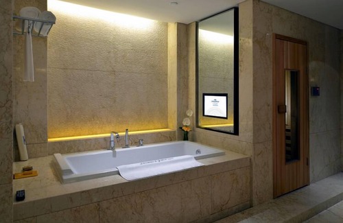 Yinzhou Hotel | Inviting Howard Johnson IFC Plaza Ningbo: Pool & Spa Awaits