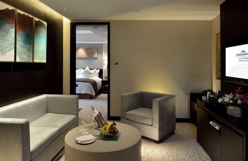 Yinzhou Hotel | Inviting Howard Johnson IFC Plaza Ningbo: Pool & Spa Awaits