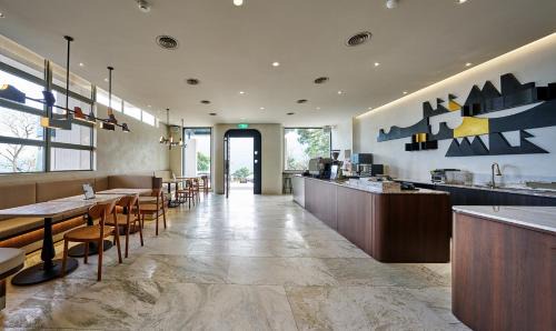 Longtan District Hotel | Relax at Howard Lake Resort Shihmen Dam with Ocean Views